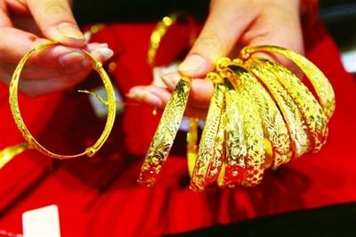 黄金珠宝行业冰火两重天 明牌珠宝拼一年挣的钱不够买条金链子？趋势解析与金银饰品出路